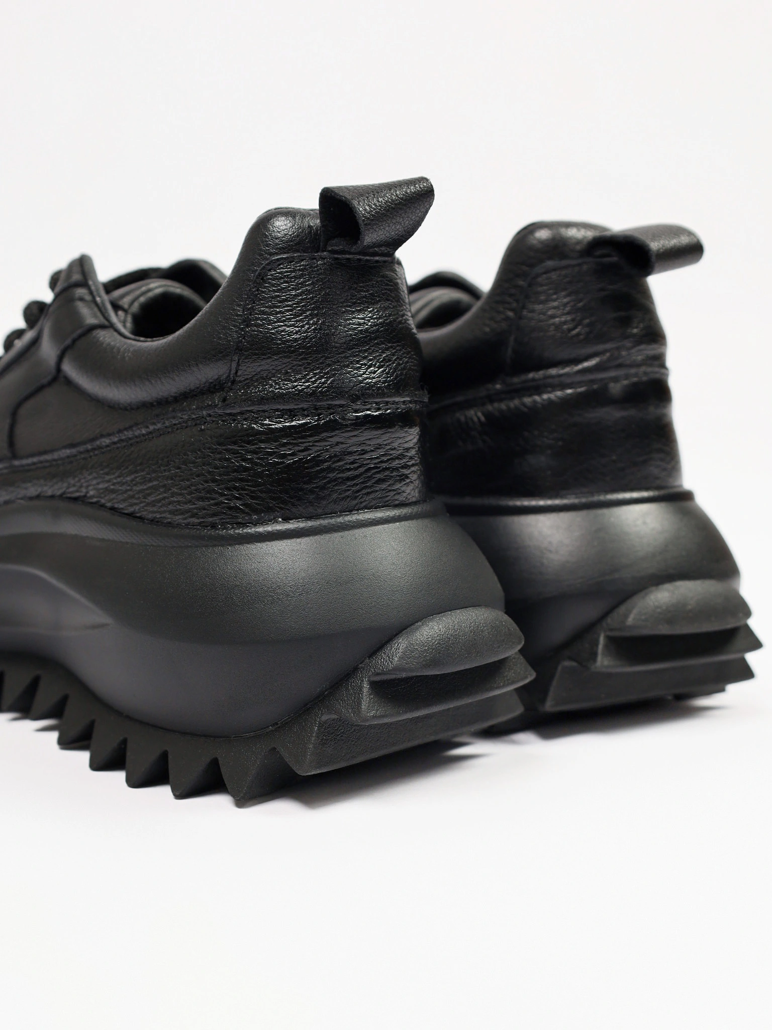 Кроссовки черного цвета на объемной рельефной подошве